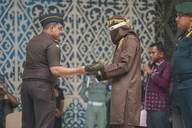 August 20, 2026, Banda Aceh, Indonesia: BANDA ACEH, ACEH, INDONESIA, AUGUST 20, 2026: Eleven people convicted under Aceh s Qanun on Islamic Criminal Law (Jinayat) receive caning sentences at the Taman Sari Bustanussalatin Stage in Banda Aceh. The sentences are carried out in public as part of the court-ordered punishment. Banda Aceh Indonesia - ZUMAq101 20260820_zna_q101_015 Copyright: xCyehx
