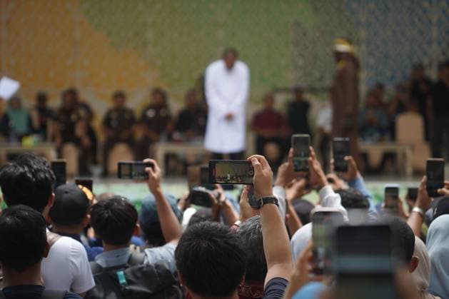 Caning sentence carried out in Banda Aceh BANDA ACEH, ACEH, INDONESIA, AUGUST 20, 2026: Eleven people convicted under Aceh s Qanun on Islamic Criminal Law (Jinayat) receive caning sentences at the Taman Sari Bustanussalatin Stage in Banda Aceh. The sentences are carried out in public as part of the court-ordered punishment. Banda aceh Indonesia Copyright: x xCyehx xJNAxPressx