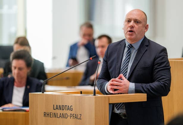 Joachim Paul AFD spricht im Landtag Der rheinland-pf°lzische Landtagsabgeordneter der AFD, Joachim Paul, aufgenommen w°hrend der Debatte im Landtag in Mainz. Mainz Rheinland-Pfalz Deutschland *** Joachim Paul of the AfD Speaks in the State Parliament Joachim Paul, an AfD member of the Rhineland-Palatinate State Parliament, photographed during the debate in the State Parliament in Mainz, Rhineland-Palatinate, Germany
