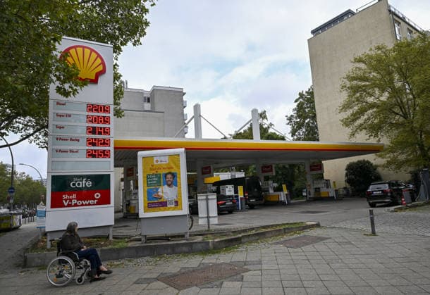 Diesel prices in Germany continue to rise BERLIN, GERMANY - AUGUST 20: Price displays at a petrol station in Berlin, Germany, on August 20, 2026. Diesel prices in Germany continue their rapid surge driven by rising logistics costs and increases in international crude oil prices. Halil Sagirkaya Anadolu Berlin Germany. Editorial use only. Please get in touch for any other usage.  Copyright: x2026xAnadoluxHalilxSagirkayax