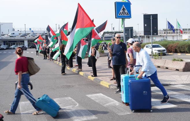 IPA87633073 - Milan, August 20, 2026, Linate Airport, Rally, protest against the situation in Palestine  Copyright: xDuilioxPiaggesix xDuilioxPiaggesix 87633073