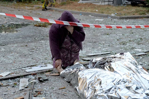 News Bilder des Tages (EDITORS NOTE: Image contains graphic content.) A woman cries by the body of a victim covered with a space blanket outside an apartment block in the Solomianskyi district, damaged by a Russian missile attack, Kyiv, Ukraine, August 20, 2026. High-rise residential buildings, a children’s hospital, a school, utility and warehouse facilities, garages, and cars were damaged in the district as a result of Russia’s overnight large-scale combined strike on the capital. Power grid infrastructure was also affected, causing an outage. In Kyiv, the attack claimed the lives of at least 13 people, including two children. The Russian military targeted the city with ballistic missiles, Kalibr cruise missiles, Kh-101s, and Zircon hypersonic cruise missiles.  Copyright: xOleksandrxKlymenkox