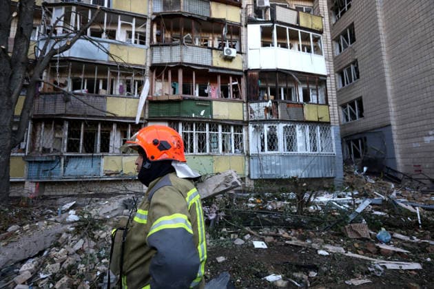 A State Emergency Service rescuer stands outside an apartment block in the Solomianskyi district, damaged by a Russian missile attack, Kyiv, Ukraine, August 20, 2026. High-rise residential buildings, a children’s hospital, a school, utility and warehouse facilities, garages, and cars were damaged in the district as a result of Russia’s overnight large-scale combined strike on the capital. Power grid infrastructure was also affected, causing an outage. In Kyiv, the attack claimed the lives of at least 13 people, including two children. The Russian military targeted the city with ballistic missiles, Kalibr cruise missiles, Kh-101s, and Zircon hypersonic cruise missiles. (Photo by Oleksandr Klymenko Ukrinform) Aftermath of Russian strike in So  Copyright: xOleksandrxKlymenkox