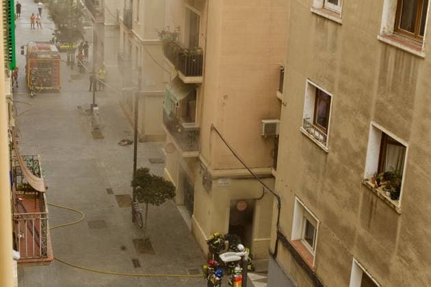 August 20, 2026, Barcelona, Spain: BARCELONA, SPAIN, AUGUST 20, 2026: A fire breaks out on Sant Miquel Street in BarcelonaÃ¢â‚¬â ¢s Barceloneta neighborhood. Emergency services respond at the scene. No information on possible injuries was immediately available. Barcelona Spain - ZUMAq101 20260820_zna_q101_048 Copyright: xPabloxCarvajalxMunizagax