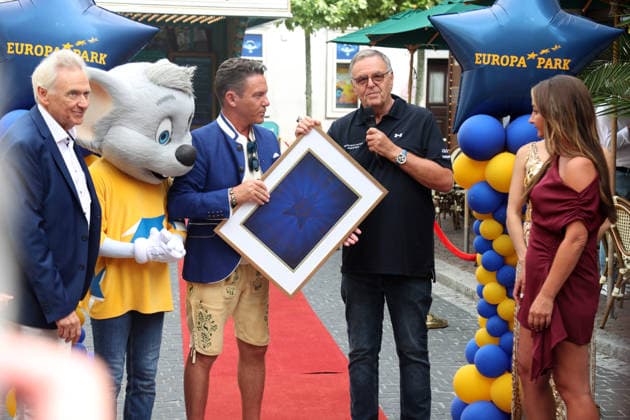 Mross erhält Stern auf Walk of Fame in Rust Rust, 20082026 Stefan Mross: Der Sänger, Entertainer und Moderator der beliebten ARD-Sendung Immer wieder sonntags erhält seinen eigenen Stern auf dem Walk of Fame im Europa-Park. Baden- Württemberg Germany *** Mross Receives a Star on the Walk of Fame in Rust Rust, 20082026 Stefan Mross The singer, entertainer, and host of the popular ARD show *Immer wieder sonntags* receives his own star on the Walk of Fame at Europa-Park in Baden-Württemberg, Germany Copyright: xMatthiasxGränzdörferx
