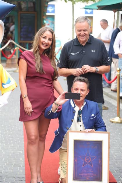 Stefan Mross und Eva Luginger mit Roland Mack bei der Ehrung von Stefan Mross mit einem Stern auf dem Walk of Fame des Europa-Parks im Europa-Park Rust. Rust, 20.08.2026 *** Stefan Mross and Eva Luginger with Roland Mack at the ceremony honoring Stefan Mross with a star on the Europa-Park Walk of Fame at Europa-Park Rust, Rust, August 20, 2026 Copyright: xAgenturxMatthiasxWehnertx xM.xGränzdörferx