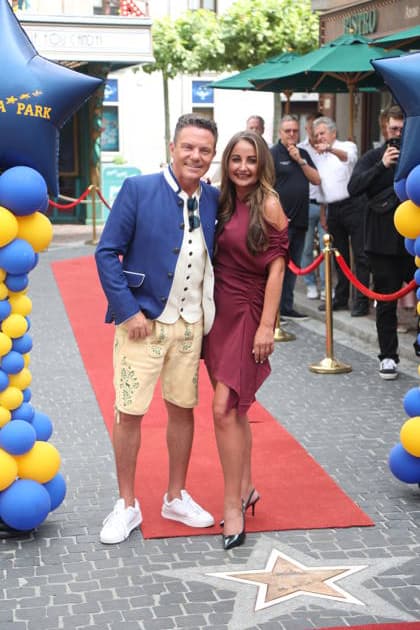 Stefan Mross und Eva Luginger bei der Ehrung von Stefan Mross mit einem Stern auf dem Walk of Fame des Europa-Parks im Europa-Park Rust. Rust, 20.08.2026 *** Stefan Mross and Eva Luginger at the ceremony honoring Stefan Mross with a star on the Europa-Park Walk of Fame at Europa-Park Rust, Rust, August 20, 2026 Copyright: xAgenturxMatthiasxWehnertx xM.xGränzdörferx