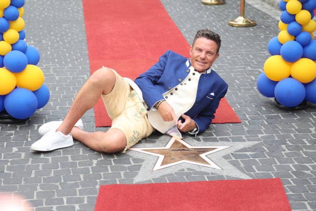 Stefan Mross und Eva Luginger bei der Ehrung von Stefan Mross mit einem Stern auf dem Walk of Fame des Europa-Parks im Europa-Park Rust. Rust, 20.08.2026 *** Stefan Mross and Eva Luginger at the ceremony honoring Stefan Mross with a star on the Europa-Park Walk of Fame at Europa-Park Rust, Rust, August 20, 2026 Copyright: xAgenturxMatthiasxWehnertx xM.xGränzdörferx
