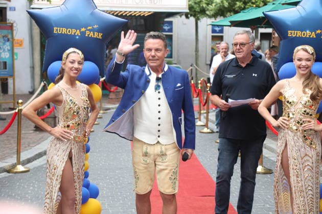 Stefan Mross und Roland Mack bei der Ehrung von Stefan Mross mit einem Stern auf dem Walk of Fame des Europa-Parks im Europa-Park Rust. Rust, 20.08.2026 *** Stefan Mross and Roland Mack at the ceremony honoring Stefan Mross with a star on the Europa-Park Walk of Fame at Europa-Park Rust, Rust, August 20, 2026 Copyright: xAgenturxMatthiasxWehnertx xM.xGränzdörferx