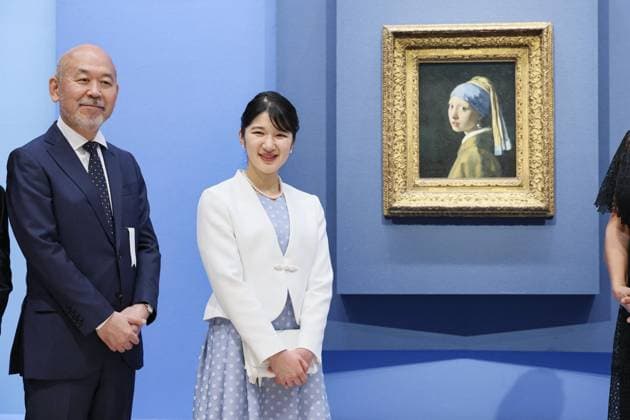 Princess Aiko visits exhibition of masterpieces by Dutch artists Japanese Princess Aiko poses for a photo in front of Vermeer s Girl with a Pearl Earring at an exhibition of masterpieces by 17th-century Dutch artists at the Nakanoshima Museum of Art in Osaka on Aug. 20, 2026, a day ahead of its opening to the general public. (Pool photo)  A14AA0005626342P