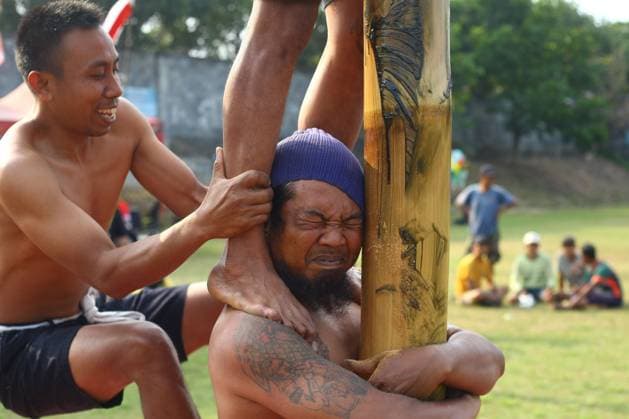 News Bilder des Tages Residents compete in Panjat Pinang in East Java BATU, EAST JAVA, INDONESIA, AUGUST 20, 2026: Residents climb a greased pole during a traditional Panjat Pinang competition in Junrejo Village, Batu City, East Java. The competition, featuring a total prize fund of 10 million Indonesian rupiah, is held as part of celebrations marking Indonesia™s 81st Independence Day. Batu City Indonesia Copyright: x xHayuxYudhaxPrabowox xJNAxPressx
