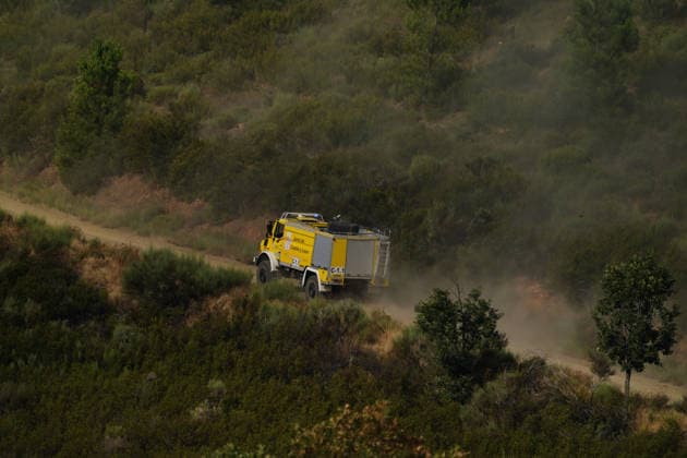 News Bilder des Tages The fire in Pinofranqueado has affected 3,700 hectares and remains at danger level 2. Firefighters are being deployed from Salamanca to help extinguish the fire in Pinofranqueado, on August 20, 2026, in Vegas del Dominigo Rey, Salamanca, Castile and León, Spain. The fire in Pinofranqueado, Cáceres, now affects 3,700 hectares and remains at danger level 2 under the Infoex Plan. As a result, 11 farmsteads remain evacuated, and the town of Nunomoral remains under lockdown. August 20, 2026 Manuel Á Spain  Copyright: xManuelxÃ?ngelxLayax 7722541