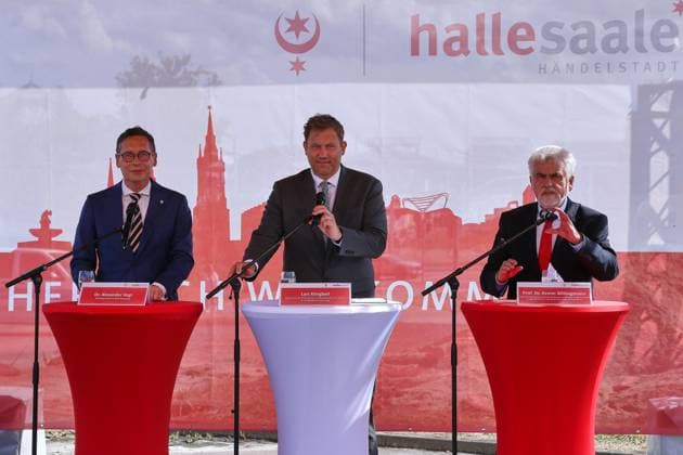 Halle (Saale), Sachsen-Anhalt, Deutschland, 20.08.2026: Riebeckplatz: Spatenstich Umbau Riebeckplatz : Oberbürgermeister Halle (Saale) Alexander Vogt (parteilos), Bundesminister der Finanzen Lars Klingbeil (SPD) und Armin Willingmann (SPD) *** Halle (Saale), Saxony-Anhalt, Germany, August 20, 2026: Groundbreaking Ceremony for the Riebeckplatz Renovation Project; Alexander Vogt, Mayor of Halle (Saale) (independent); Lars Klingbeil, Federal Minister of Finance (SPD); and Armin Willingmann (SPD) Copyright: xdtsxNachrichtenagenturx dts_130577