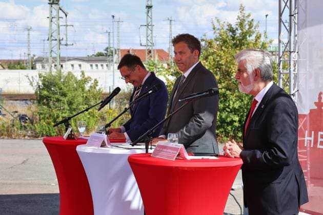 Halle (Saale), Sachsen-Anhalt, Deutschland, 20.08.2026: Riebeckplatz: Spatenstich Umbau Riebeckplatz : Oberbürgermeister Halle (Saale) Alexander Vogt (parteilos), Bundesminister der Finanzen Lars Klingbeil (SPD) und Armin Willingmann (SPD) *** Halle (Saale), Saxony-Anhalt, Germany, August 20, 2026—Groundbreaking Ceremony for the Riebeckplatz Renovation Project: Alexander Vogt, Mayor of Halle (Saale) (Independent); Lars Klingbeil, Federal Minister of Finance (SPD); and Armin Willingmann (SPD) Copyright: xdtsxNachrichtenagenturx dts_130578