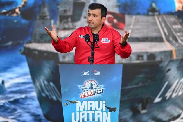 TEKNOFEST Blue Homeland KOCAELI, TURKIYE - AUGUST 20: Selcuk Bayraktar, chairman of the TEKNOFEST board and Baykar, delivers a speech during opening ceremony of TEKNOFEST Blue Homeland at the Golcuk Naval Shipyard Command in Kocaeli, Turkiye on August 20, 2026. Organized under the main leadership of the Turkish National Defense Ministry and the Turkish Technology Team Foundation (T3 Foundation), with Anadolu as the Global Communication Partner, the event showcases Turkiye s maritime power, defense capabilities, and indigenous technologies. Gathering technology and defense industry enthusiasts around a maritime focus, the festival will welcome visitors through August 23. Akin Celiktas Anadolu Kocaeli Turkey. Editorial use only. Please get  Copyright: x2026xAnadoluxAkinxCeliktasx