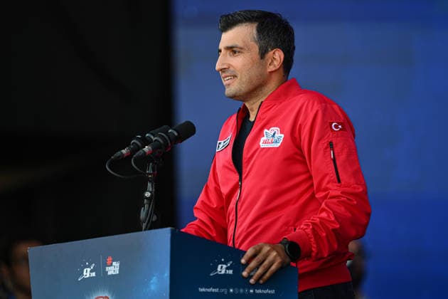 TEKNOFEST Blue Homeland KOCAELI, TURKIYE - AUGUST 20: Selcuk Bayraktar, chairman of the TEKNOFEST board and Baykar, delivers a speech during opening ceremony of TEKNOFEST Blue Homeland at the Golcuk Naval Shipyard Command in Kocaeli, Turkiye on August 20, 2026. Organized under the main leadership of the Turkish National Defense Ministry and the Turkish Technology Team Foundation (T3 Foundation), with Anadolu as the Global Communication Partner, the event showcases Turkiye s maritime power, defense capabilities, and indigenous technologies. Gathering technology and defense industry enthusiasts around a maritime focus, the festival will welcome visitors through August 23. Akin Celiktas Anadolu Kocaeli Turkey. Editorial use only. Please get  Copyright: x2026xAnadoluxAkinxCeliktasx