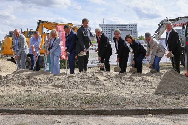 Halle (Saale), Sachsen-Anhalt, Deutschland, 20.08.2026: Riebeckplatz: Spatenstich Umbau Riebeckplatz : unter anderem Oberbürgermeister Halle (Saale) Alexander Vogt (parteilos), Bundesminister der Finanzen Lars Klingbeil (SPD) und Armin Willingmann (SPD), Lydia Hüskens (FDP) Elisabeth Kaiser (SPD) *** Halle (Saale), Saxony-Anhalt, Germany, August 20, 2026, Riebeckplatz: Groundbreaking ceremony for the Riebeckplatz renovation project, attended by, among others, Alexander Vogt, Mayor of Halle (Saale) (independent); Lars Klingbeil, Federal Minister of Finance (SPD); Armin Willingmann (SPD); Lydia Hüskens (FDP); and Elisabeth Kaiser (SPD) Copyright: xdtsxNachrichtenagenturx dts_130584