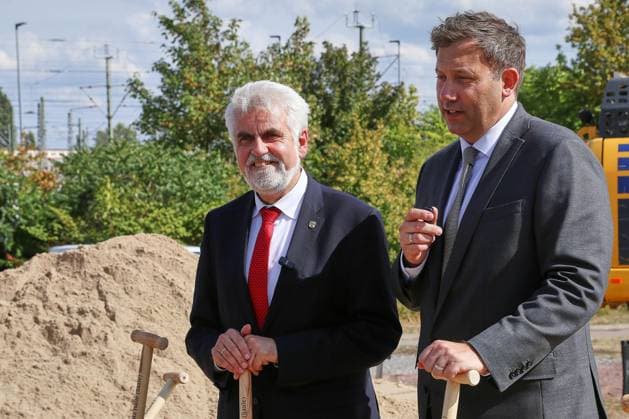 Halle (Saale), Sachsen-Anhalt, Deutschland, 20.08.2026: Riebeckplatz: Spatenstich Umbau Riebeckplatz : Armin Willingmann (SPD) und Bundesminister der Finanzen Lars Klingbeil (SPD) *** Halle an der Saale, Saxony-Anhalt, Germany, August 20, 2026: Groundbreaking Ceremony for the Riebeckplatz Renovation Project—Armin Willingmann (SPD) and Federal Minister of Finance Lars Klingbeil (SPD) Copyright: xdtsxNachrichtenagenturx dts_130586