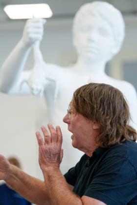 Charles Ray Gives a Press Preview at the Fridericianum in Kassel. Germany - Kassel, 20.08.2026 US sculptor Charles Ray (c) is pictured next to his sculpture Boy with Frog (2009), during the press preview of his first institutional solo exhibition in Germany. The exhibition opens to the public on 22 August 2026 and runs until 3 January 2027. Artist: Charles Ray. Ausstellungsansicht Fridericianum, Kassel, 2026. Hesse