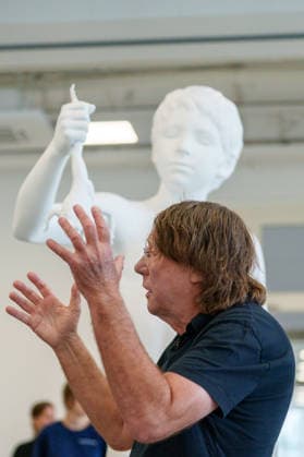 Charles Ray Gives a Press Preview at the Fridericianum in Kassel. Germany - Kassel, 20.08.2026 US sculptor Charles Ray (c) is pictured next to his sculpture Boy with Frog (2009), during the press preview of his first institutional solo exhibition in Germany. The exhibition opens to the public on 22 August 2026 and runs until 3 January 2027. Artist: Charles Ray. Ausstellungsansicht Fridericianum, Kassel, 2026. Hesse