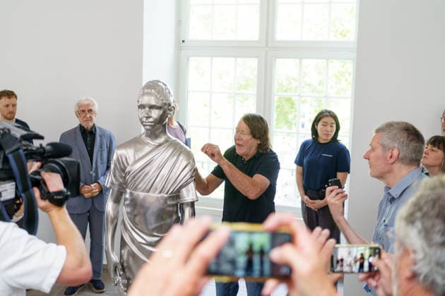 Charles Ray Gives a Press Preview at the Fridericianum in Kassel. Germany - Kassel, 20.08.2026 US sculptor Charles Ray (c) is pictured next to his School Play (2014), a larger-than-life solid stainless-steel sculpture, during the press preview of his first institutional solo exhibition in Germany. The exhibition opens to the public on 22 August 2026 and runs until 3 January 2027. Artist: Charles Ray. Ausstellungsansicht Fridericianum, Kassel, 2026. Hesse