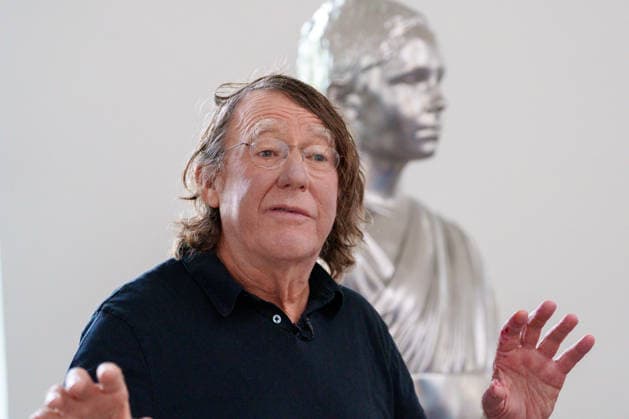 Charles Ray Gives a Press Preview at the Fridericianum in Kassel. Germany - Kassel, 20.08.2026 US sculptor Charles Ray is pictured next to his School Play (2014), a larger-than-life solid stainless-steel sculpture, during the press preview of his first institutional solo exhibition in Germany. The exhibition opens to the public on 22 August 2026 and runs until 3 January 2027. Artist: Charles Ray. Ausstellungsansicht Fridericianum, Kassel, 2026. Hesse