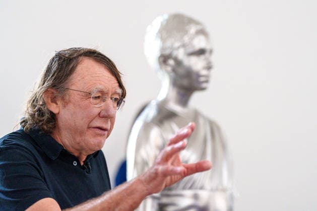 Entertainment Bilder des Tages Charles Ray Gives a Press Preview at the Fridericianum in Kassel. Germany - Kassel, 20.08.2026 US sculptor Charles Ray is pictured next to his School Play (2014), a larger-than-life solid stainless-steel sculpture, during the press preview of his first institutional solo exhibition in Germany. The exhibition opens to the public on 22 August 2026 and runs until 3 January 2027. Artist: Charles Ray. Ausstellungsansicht Fridericianum, Kassel, 2026. Hesse