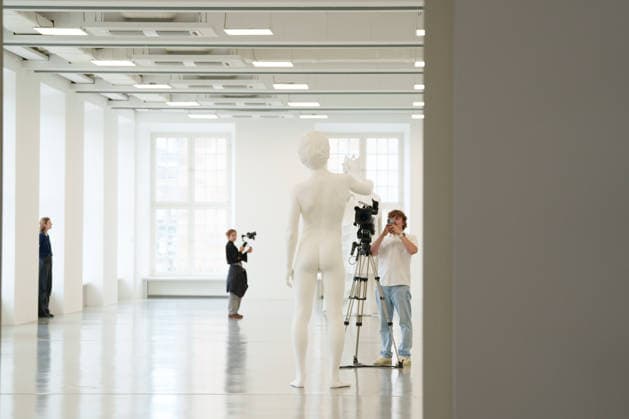 Charles Ray Gives a Press Preview at the Fridericianum in Kassel. Germany - Kassel, 20.08.2026 Boy with Frog (2009) (view from behind), a sculpture by US American artist Charles Ray depicting a nude boy encountering a frog, is displayed during the press preview of his first institutional solo exhibition in Germany. The work is positioned opposite Madonna and Child (2026). The exhibition opens to the public on 22 August 2026 and runs until 3 January 2027. Artist: Charles Ray. Ausstellungsansicht Fridericianum, Kassel, 2026. Hesse