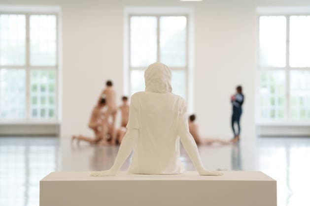 Charles Ray Gives a Press Preview at the Fridericianum in Kassel. Germany - Kassel, 20.08.2026 Return to the One (2020) (view from behind), a seated figure, is seen in the foreground. Behind it stands Oh! Charley, Charley, Charley¦ (1992), originally presented at documenta 9 in Kassel. The exhibition opens to the public on 22 August 2026 and runs until 3 January 2027. Artist: Charles Ray. Ausstellungsansicht Fridericianum, Kassel, 2026. Hesse