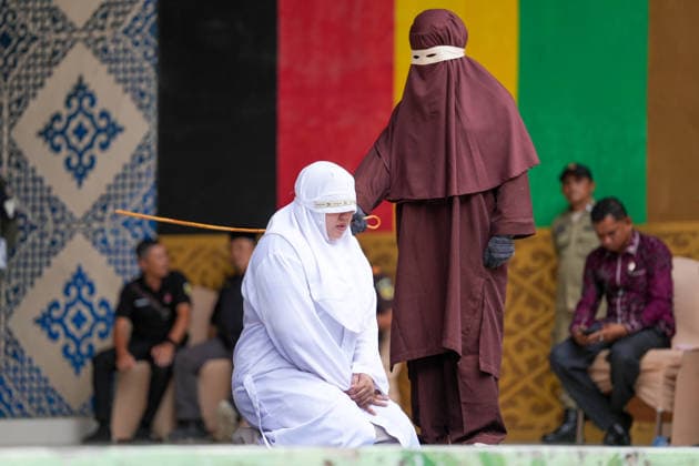 August 20, 2026, Banda Aceh, Aceh, Indonesia: One of four individuals who violated Sharia law by committing adultery underwent a punishment of 100 lashes at Bustanul Salatin Park in Banda Aceh, Aceh Province, Indonesia. Today, a total of 11 individuals convicted of violating the *Qanun Jinayat* (Islamic Criminal Code) underwent the punishment of caning. Among these 11 convicts, four were found guilty of the offense of adultery (*zina*) and were each sentenced to 100 lashes. Banda Aceh Indonesia  - ZUMAi115 20260820_zip_i115_051 Copyright: xMuhammadxIqbalx