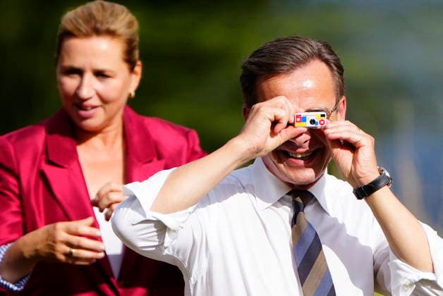 News Bilder des Tages Denmark Nordic Summer Meeting Swedens Prime Minister Ulf Kristersson snaps a photo with a mini camera in the garden of Marienborg as The Prime Minister of Denmark and the Faroese Prime Minister are hosting the Nordic heads of government at Hoevelte Barracks and Marienborg on Thursday, August 20, 2026. The summer meeting begins with a visit to Hoevelte Barracks, where the leaders are shown modern military capabilities. The meeting then continues at Marienborg, where they will discuss, among other things, closer Nordic defense cooperation, the Nordic region s role in the geopolitical situation, and the protection of children and young people online. (Photo: Mads Claus Rasmussen Scanpix 2026) , Hoevelte and Kgs. Lyngby Denmark *** Denmark No  Copyright: MadsxClausxRasmussenx spdk20260820-160943-L