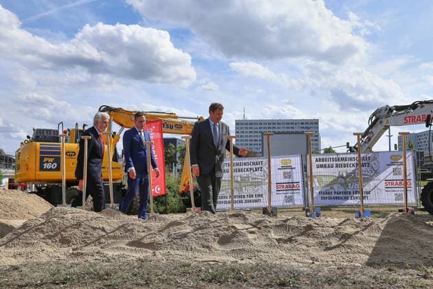 Halle (Saale), Sachsen-Anhalt, Deutschland, 20.08.2026: Riebeckplatz: Spatenstich Umbau Riebeckplatz : Armin Willingmann (SPD), Oberbürgermeister Halle (Saale) Alexander Vogt (parteilos), Bundesminister der Finanzen Lars Klingbeil (SPD) *** Halle (Saale), Saxony-Anhalt, Germany, August 20, 2026: Groundbreaking Ceremony for the Riebeckplatz Renovation Project. Armin Willingmann (SPD), Mayor of Halle (Saale); Alexander Vogt (Independent), Federal Minister of Finance; Lars Klingbeil (SPD) Copyright: xdtsxNachrichtenagenturx dts_130590