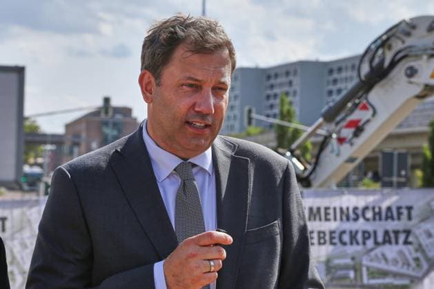 Halle (Saale), Sachsen-Anhalt, Deutschland, 20.08.2026: Riebeckplatz: Spatenstich Umbau Riebeckplatz : Bundesminister der Finanzen Lars Klingbeil (SPD) *** Halle-Saale, Saxony-Anhalt, Germany, August 20, 2026: Groundbreaking Ceremony for the Renovation of Riebeckplatz; Federal Minister of Finance Lars Klingbeil (SPD) Copyright: xdtsxNachrichtenagenturx dts_130592