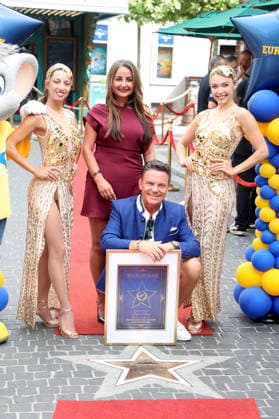 Stefan Mross mit Freundin Eva Luginger bei der Ehrung von Stefan Mross mit einem Stern auf dem Walk of Fame des Europa-Parks im Europa-Park Rust. Rust, 20.08.2026 *** Stefan Mross with his girlfriend Eva Luginger at the ceremony honoring Stefan Mross with a star on the Europa-Park Walk of Fame at Europa-Park Rust, Rust, August 20, 2026 Foto:xAgenturxWehnertx xGränzdörferx xFuturexImagex mross_6808