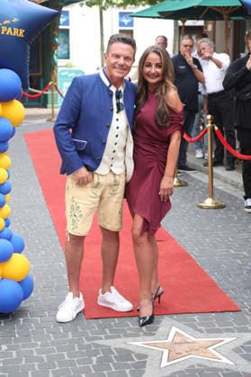 Stefan Mross mit Freundin Eva Luginger bei der Ehrung von Stefan Mross mit einem Stern auf dem Walk of Fame des Europa-Parks im Europa-Park Rust. Rust, 20.08.2026 *** Stefan Mross with his girlfriend Eva Luginger at the ceremony honoring Stefan Mross with a star on the Europa-Park Walk of Fame at Europa-Park Rust, Rust, August 20, 2026 Foto:xAgenturxWehnertx xGränzdörferx xFuturexImagex mross_6810