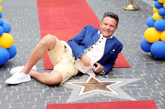 Stefan Mross bei der Ehrung von Stefan Mross mit einem Stern auf dem Walk of Fame des Europa-Parks im Europa-Park Rust. Rust, 20.08.2026 *** Stefan Mross at the ceremony honoring Stefan Mross with a star on the Europa-Park Walk of Fame at Europa-Park Rust, Rust, August 20, 2026 Foto:xAgenturxWehnertx xGränzdörferx xFuturexImagex mross_6811