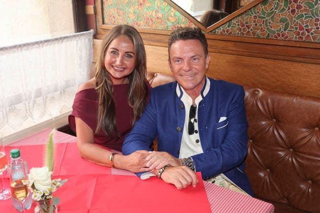 Stefan Mross mit Freundin Eva Luginger bei der Ehrung von Stefan Mross mit einem Stern auf dem Walk of Fame des Europa-Parks im Europa-Park Rust. Rust, 20.08.2026 *** Stefan Mross with his girlfriend Eva Luginger at the ceremony honoring Stefan Mross with a star on the Europa-Park Walk of Fame at Europa-Park in Rust, Rust, August 20, 2026 Foto:xAgenturxWehnertx xGränzdörferx xFuturexImagex mross_6813