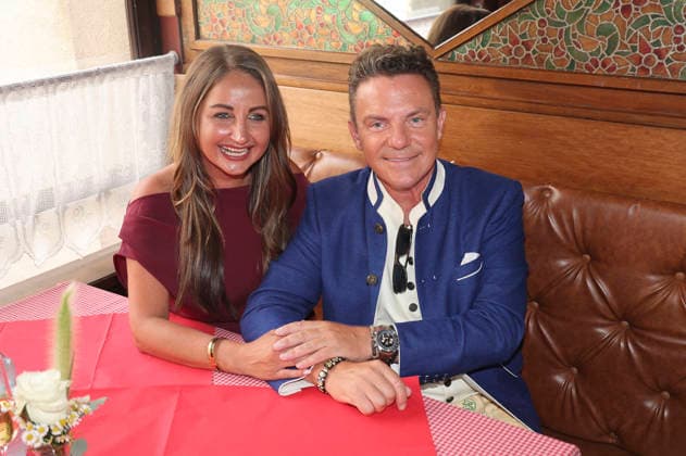 Stefan Mross mit Freundin Eva Luginger bei der Ehrung von Stefan Mross mit einem Stern auf dem Walk of Fame des Europa-Parks im Europa-Park Rust. Rust, 20.08.2026 *** Stefan Mross with his girlfriend Eva Luginger at the ceremony honoring Stefan Mross with a star on the Europa-Park Walk of Fame at Europa-Park in Rust, Rust, August 20, 2026 Foto:xAgenturxWehnertx xGränzdörferx xFuturexImagex mross_6815