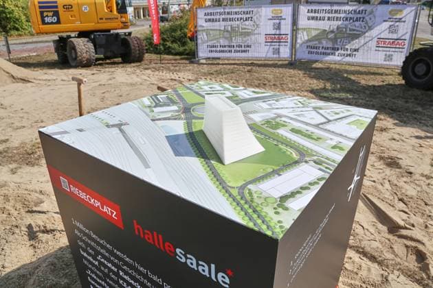 Halle (Saale), Sachsen-Anhalt, Deutschland, 20.08.2026: Riebeckplatz: Spatenstich Umbau Riebeckplatz : Modell des geplanten Zukunftszentrums *** Halle an der Saale, Saxony-Anhalt, Germany, August 20, 2026: Groundbreaking Ceremony for the Riebeckplatz Renovation; Model of the Planned Future Center Copyright: xdtsxNachrichtenagenturx dts_130591