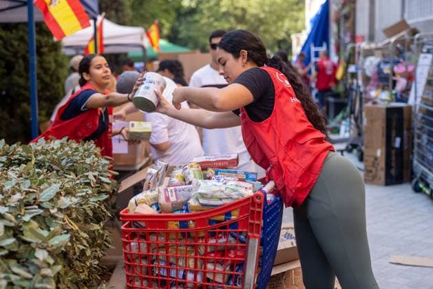 News Bilder des Tages August 20, 2026, Madrid, Spain: A volunteer from the Madrina Foundation prepares supplies to send to the areas most affected by the earthquake in Colombia. The Madrina Foundation is collecting, organizing, and transporting humanitarian aid to the communities in Colombia most affected by the earthquake. Madrid Spain - ZUMAs197 20260820_aaa_s197_036 Copyright: xDavidxCanalesx
