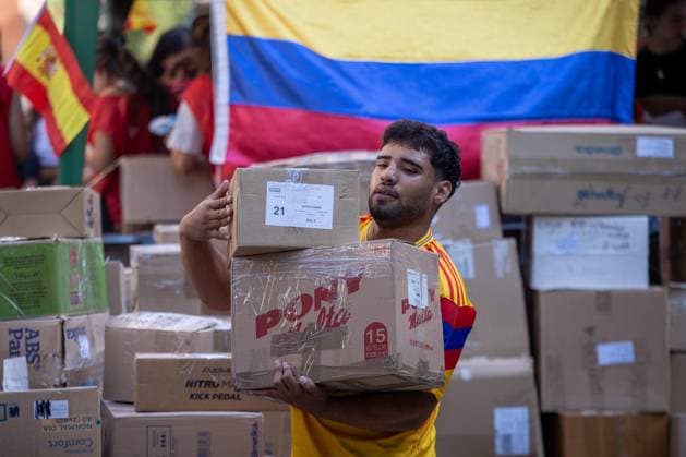 August 20, 2026, Madrid, Spain: A volunteer wearing a Colombian national soccer team jersey prepares supplies to send to the areas most affected by the earthquake in Colombia. The Madrina Foundation is collecting, organizing, and transporting humanitarian aid to the communities in Colombia most affected by the earthquake. Madrid Spain  - ZUMAs197 20260820_aaa_s197_039 Copyright: xDavidxCanalesx