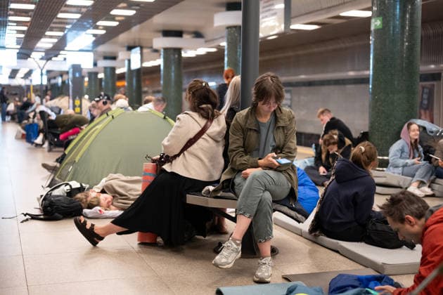 Kyiv residents shelter in metro during overnight Russian attack A woman looks at a smartphone as people remain at the Holosiivska metro station during a large-scale overnight Russian attack on Kyiv, Ukraine, on August 20, 2026. Kyiv Ukraine  Copyright: xDanyloxAntoniukx originalFilename: ukrinform-kyivresi260820_npxbo.jpg