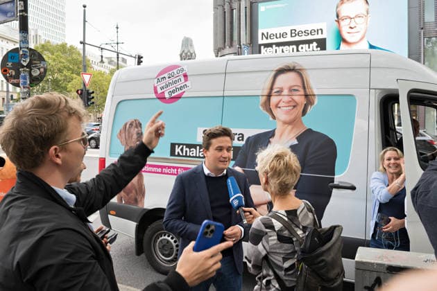 Berlin,20.08.2026,Vorstellung der Motive der zweiten Welle der Großflächenplakate zur Abgeordnetenhauswahl am 20.09.2026 der CDU mit Stefan Evers.Präsentiert werden die Plakate vom Generalsekretär der CDU Berlin,Lukas Krieger an der Ecke Kurfürstendamm Joachimsthalerstraße Durch Zufall war Sandra Khalatbari ebenfalls vor Ort *** Berlin, August 20, 2026—Presentation of the designs for the second wave of large-format posters for the CDU’s House of Representatives election on September 20, 2026, featuring Stefan Evers. The posters will be presented by the secretary-general of the CDU Berlin,Lukas Krieger, at the corner of Kurfürstendamm and Joachimsthalerstraße. By chance, Sandra Khalatbari was also there.