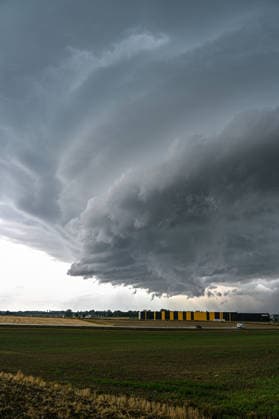 Wetterfeature, Eine mächtige Gewitterzelle zieht am Donnerstagnachmittag über Odelzhausen im Landkreis Dachau. Dunkle Wolken und eine markante Gewitterfront bestimmen den Himmel über der Region. Das Unwetter bringt örtlich Starkregen und kräftige bis stürmische Böen. Ob es durch das aktuell laufende Gewitter zu Schäden gekommen ist, ist derzeit noch nicht bekannt. Odelzhausen Bayern Deutschland Odelzhausen *** Weather Feature, A powerful thunderstorm cell is moving over Odelzhausen in the Dachau district on Thursday afternoon. Dark clouds and a distinct thunderstorm front dominate the sky over the region. The storm is bringing locally heavy rain and strong to stormy gusts. Whether the ongoing thunderstorm has caused any damage is no Copyright: x xonw-imagesx xSimonxZeiherx