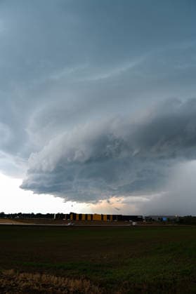 Wetterfeature, Eine mächtige Gewitterzelle zieht am Donnerstagnachmittag über Odelzhausen im Landkreis Dachau. Dunkle Wolken und eine markante Gewitterfront bestimmen den Himmel über der Region. Das Unwetter bringt örtlich Starkregen und kräftige bis stürmische Böen. Ob es durch das aktuell laufende Gewitter zu Schäden gekommen ist, ist derzeit noch nicht bekannt. Odelzhausen Bayern Deutschland Odelzhausen *** Weather Feature, A powerful thunderstorm cell is moving over Odelzhausen in the Dachau district on Thursday afternoon. Dark clouds and a distinct thunderstorm front dominate the sky over the region. The storm is bringing locally heavy rain and strong to stormy gusts. Whether the ongoing thunderstorm has caused any damage is no Copyright: x xonw-imagesx xSimonxZeiherx