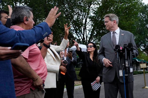 Scott Bessent talks to reporters - Washington Treasury Secretary Scott Bessent talks to members of the media outside the White House in Washington on August 20, 2026. Photo by Yuri Gripas ABACAPRESS.COM Washington DC United States  Copyright: xPool ABACAx