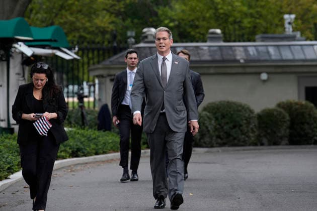 Scott Bessent talks to reporters - Washington Treasury Secretary Scott Bessent talks to members of the media outside the White House in Washington on August 20, 2026. Photo by Yuri Gripas ABACAPRESS.COM Washington DC United States  Copyright: xPool ABACAx