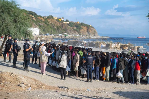 Police Clear Trampolín Beach in Ceuta. Migrants Cleared from Trampolín Beach on Their Way to Relocation, August 20, 2026, in Ceuta, Spain. Police have begun clearing the makeshift migrant camp on Trampolín Beach in Ceuta. The autonomous city continues to face a serious humanitarian crisis following the historic mass influx of more than 70,000 migrants who swam across from Tarajal on 30th and 31st of last July 20 AUGUST 2026 Ceuta, Ceuta, Spain  Copyright: xMarcosxMorenox 7722719
