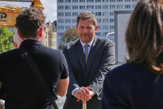 Halle (Saale), Sachsen-Anhalt, Deutschland, 20.08.2026: Riebeckplatz: Spatenstich Umbau Riebeckplatz : Bundesminister der Finanzen Lars Klingbeil (SPD) *** Halle an der Saale, Saxony-Anhalt, Germany, August 20, 2026: Groundbreaking Ceremony for the Riebeckplatz Renovation; Federal Minister of Finance Lars Klingbeil (SPD) Copyright: xdtsxNachrichtenagenturx dts_130588