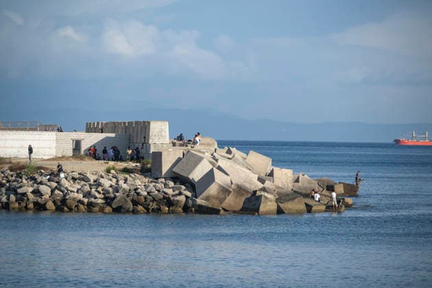 Police Clear Trampolín Beach in Ceuta Cleanup efforts at Trampolín Beach following its clearance, August 20, 2026, in Ceuta, Spain. Police have begun clearing the makeshift migrant camp at Trampolín Beach in Ceuta. The autonomous city continues to face a serious humanitarian crisis following the historic mass influx of more than 70,000 migrants who swam across the Tarajal Strait on 30 and 31 of last July. AUGUST 20, 2026, Ceuta, Ceuta, Spain  Copyright: xMarcosxMorenox 7722768